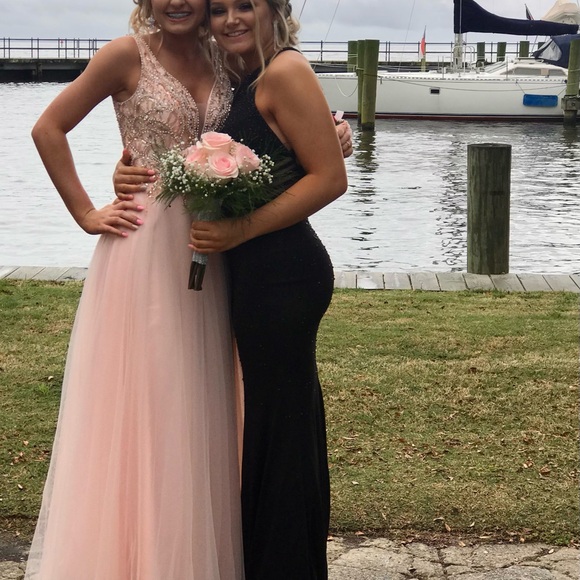 Evening gown Gorgeous black dress worn once. Black shiny beading to the floor. - Picture 4 of 17